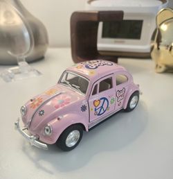 Kinsmart  Diecast 1:32  1967 VW Classic Beetle Peace Decals Pink  Pull &Go