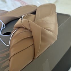 Woman’s Kitten heel Pumps