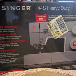 Singer Sewing Machine 44s heavy Duty 