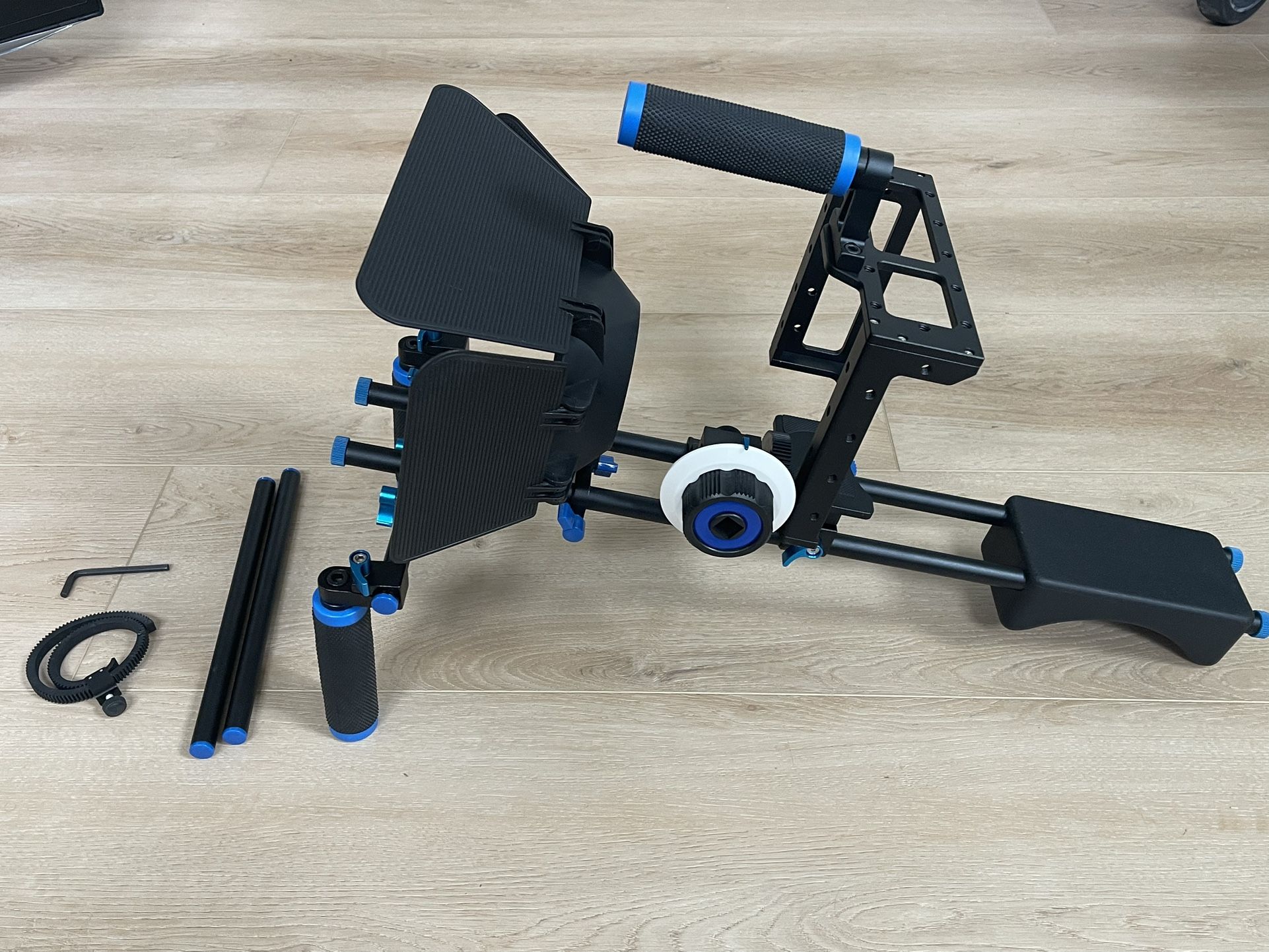 Neewer Universal Shoulder Rig Kit For DSLR / Mirrorless + Cage & Follow Focus