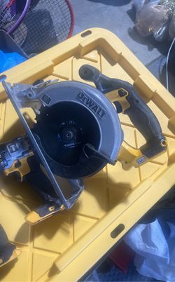 Dewalt Skill saw W/ 2 Blades 