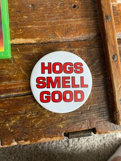 Arkansas Razorbacks- Hogs Smell Good pin
