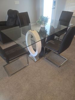 Rectangle elegant dining room table with 4 grayish black chairs