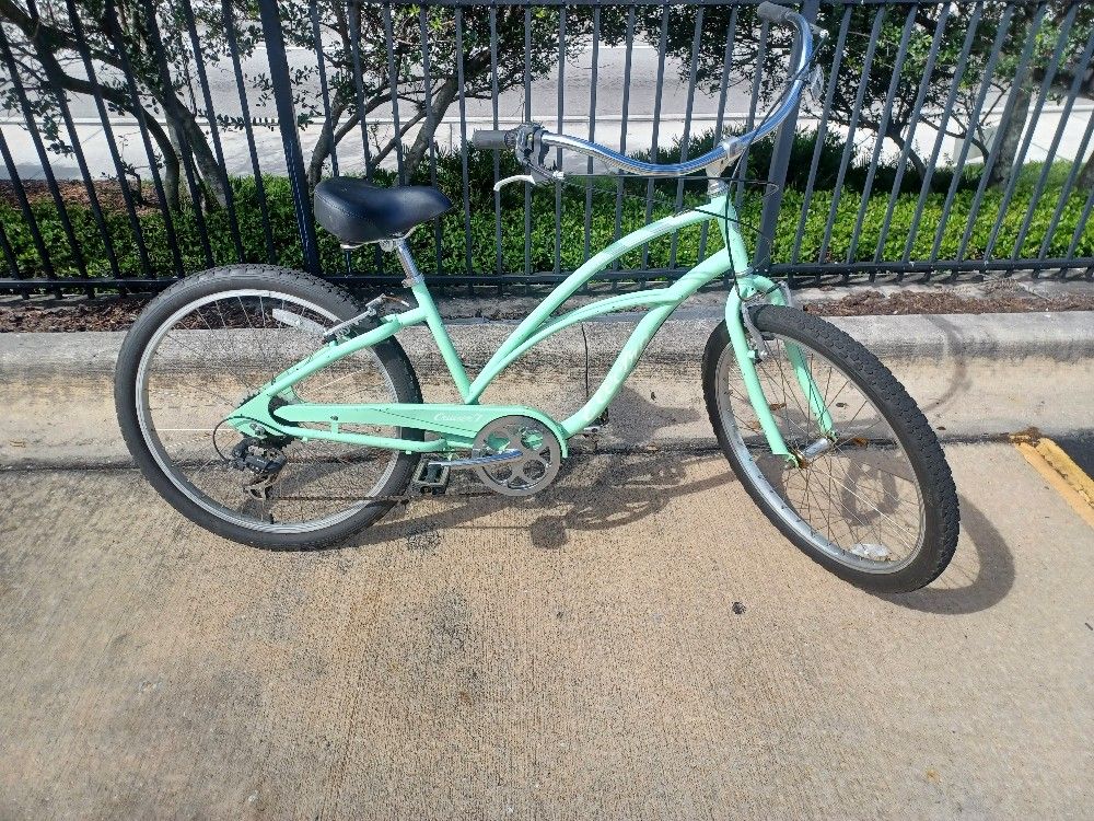 Woman's Electra Cruiser 7