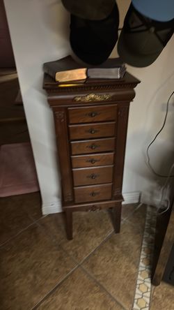 Standing jewelry box