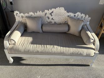 Love Seat / Daybed