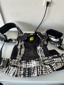 LILLEbaby Baby Carrier Black White Print