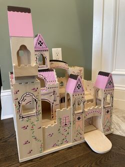 WOODEN DOLLHOUSE 