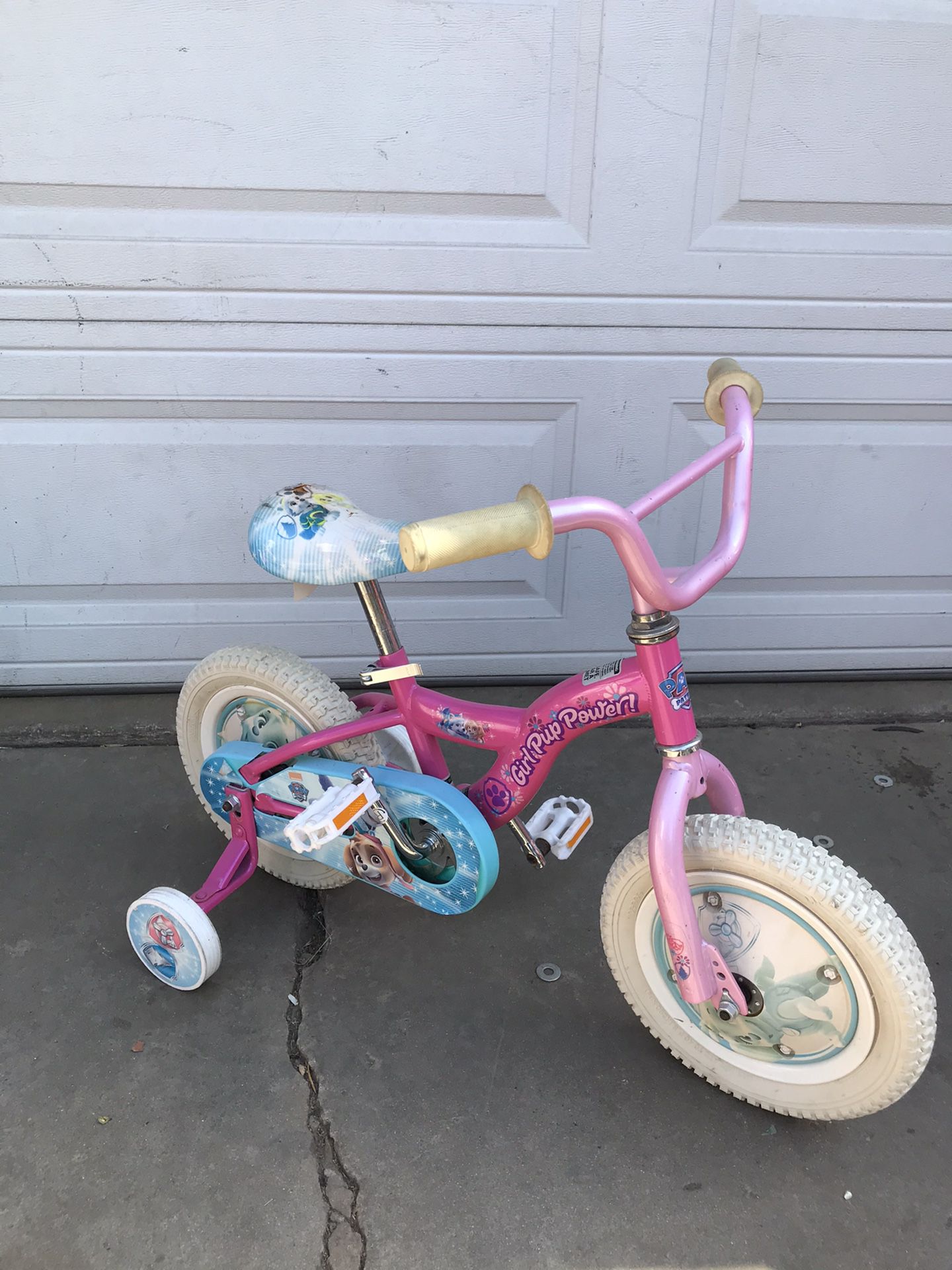Training wheels bike size 12 1/2 look at all the pictures