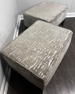 Set of 2 Gray Rectangular Ottomans – Wooden Legs