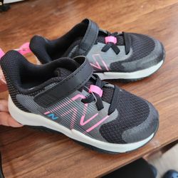 New GIRLS New Balance Size 8.5