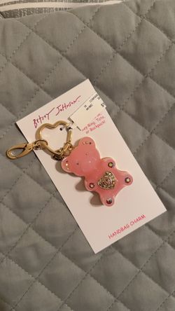 Key chain in the shape of a bear.. 