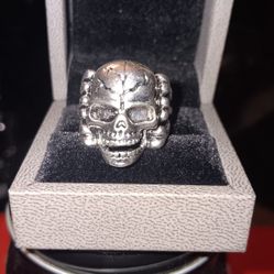 Must Pick Up Men's Skull Ring Silver plated Size 8 Or 9 Not To Sure Never Wear It But Its So Cool Looking 