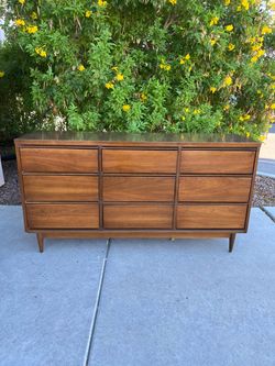 Vintage MCM dresser ( can deliver for $10 )