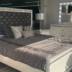 Gorgeous 4pcs Glam Bedroom Set