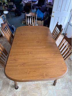Dining room table, 5 chairs and 3 leaves