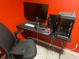 Entire gaming set up , MONITOR, PC, Keyboard, microphone, Desk, Chair