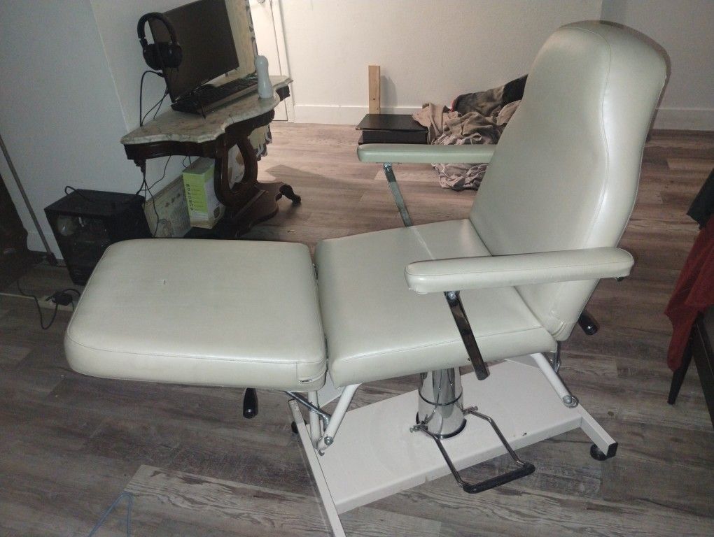 Hydraulic Medical Or Tattoo Chair That Folds