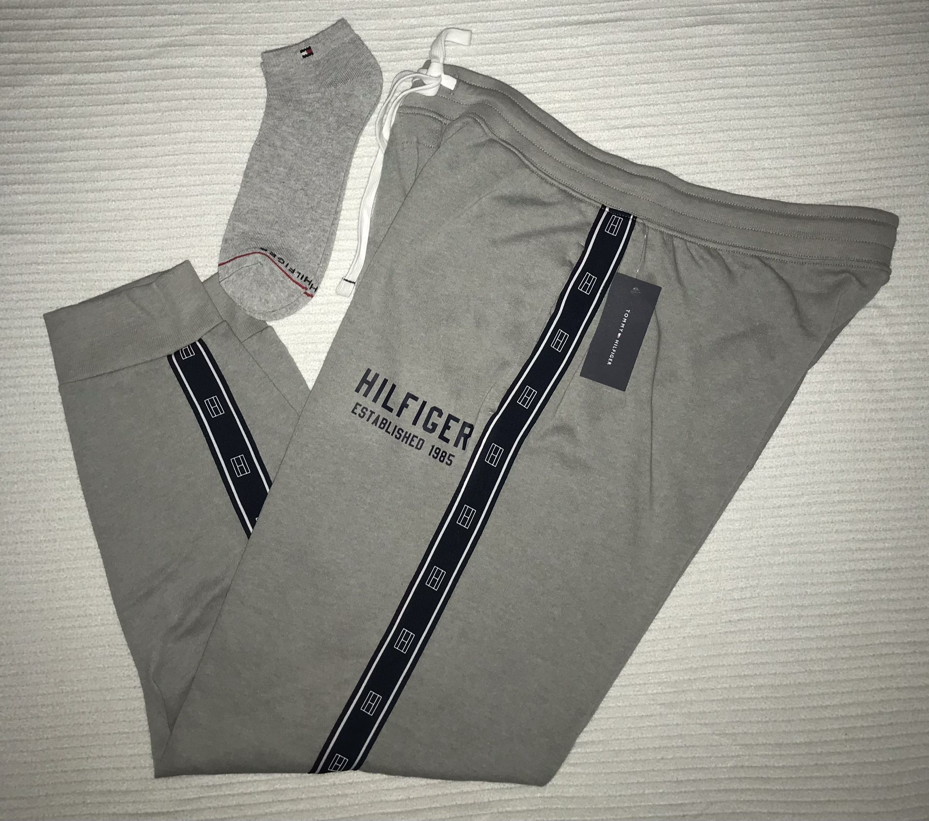 MENS TOMMY HILFIGER LIGHTWEIGHT JOGGERS. (make a offer)