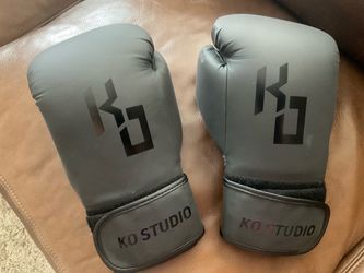 KO STUDIO BOXING GLOVES WITH BOXING HAND WRAPS