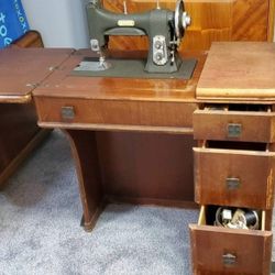 ANTIQUE SEWING MACHINE 