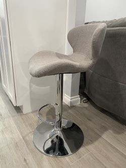 (One) Flash Furniture Contemporary Gray Fabric Adjustable Height Barstool with Curved Back and Chrome Base