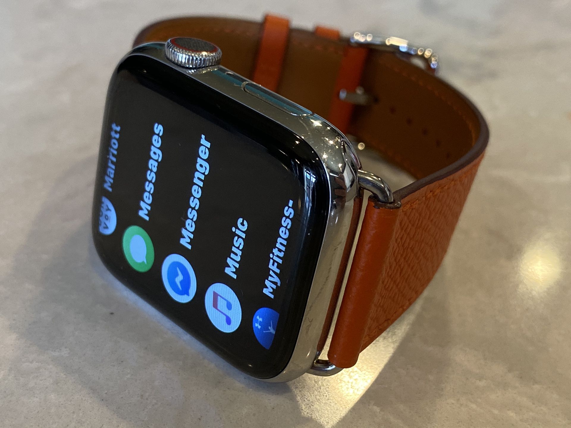 Apple Watch Hermès Series 4 44mm with orange Hermès leather band