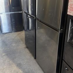 This weekend discount of $100 ,Samsung refrigerators for sale, brand new Samsung but they have one or two little details