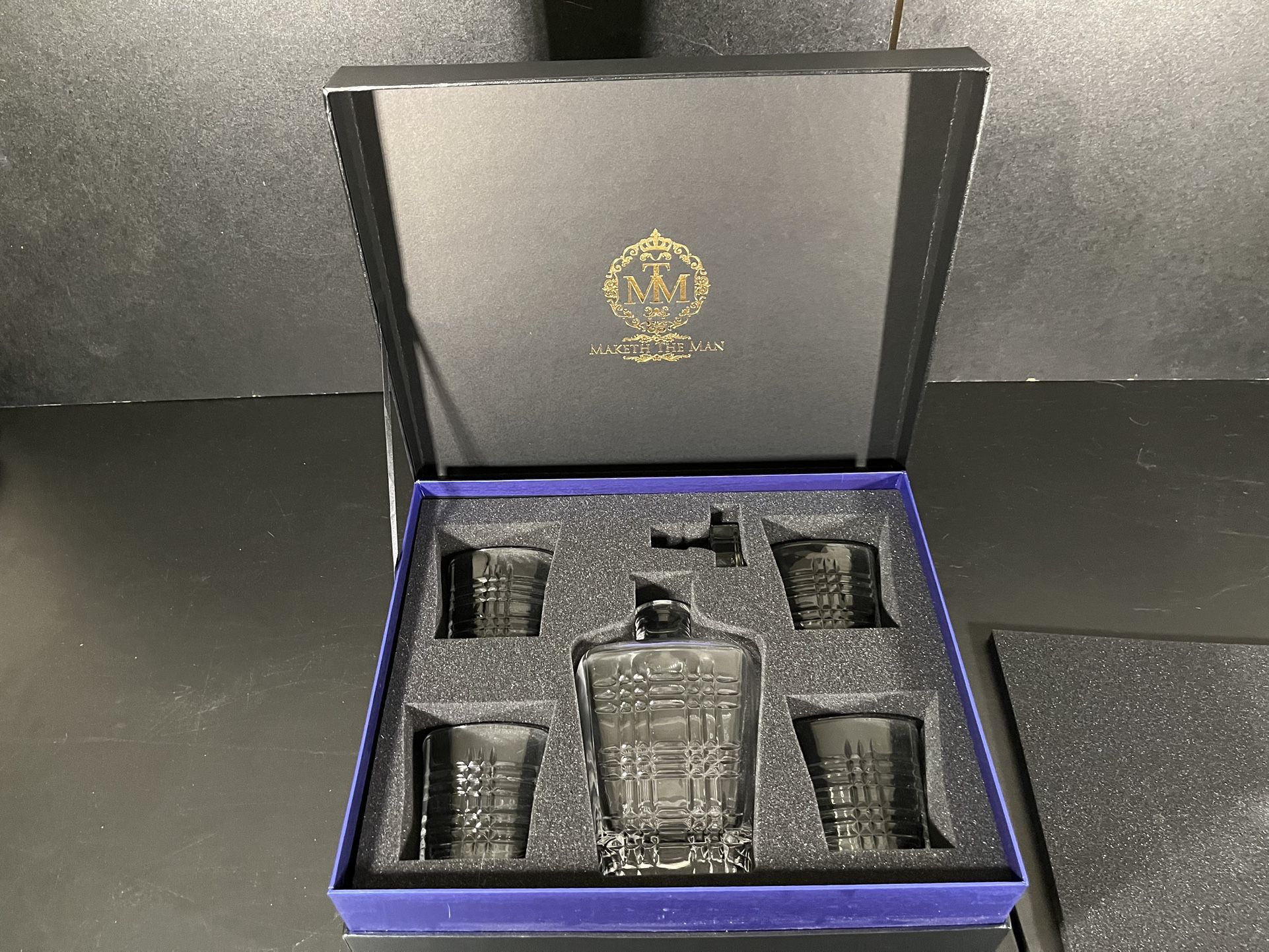 Maketh The Man Art Deco Whiskey Decanter & 4 Glasses Set In Elegant Gift Box