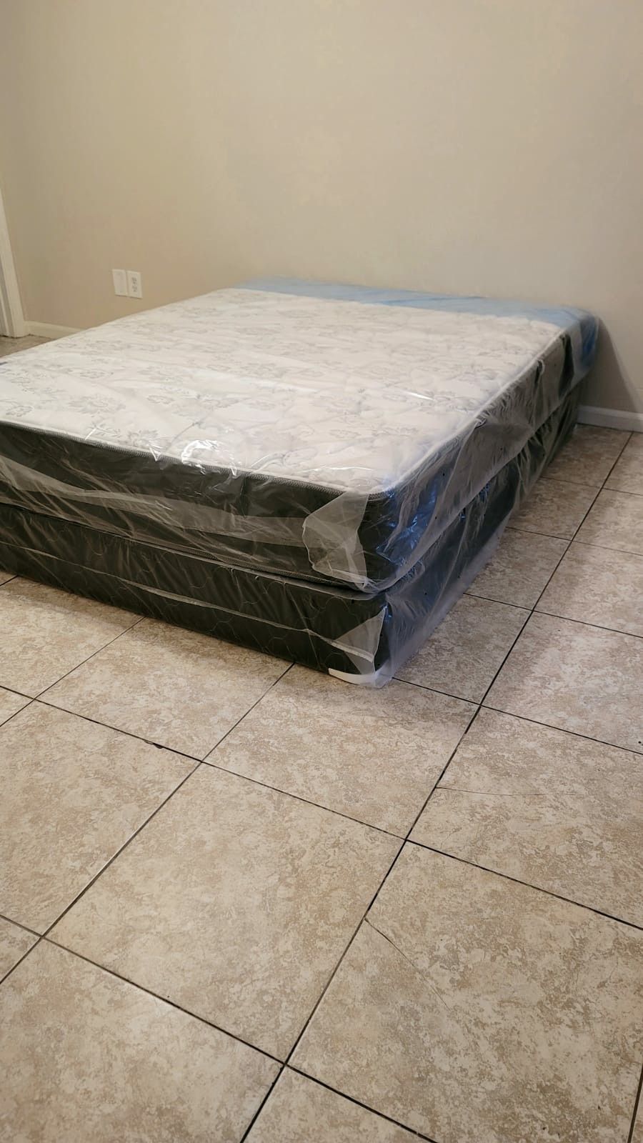 NEW QUEEN MATTRESS WITH BOX SPRING. Bed frame is not available. Take it home the same day 👍