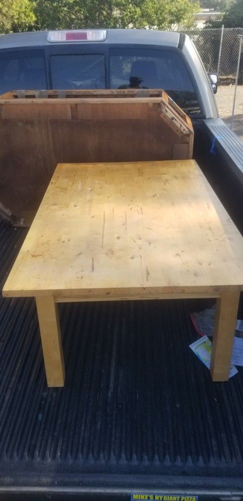 NICE WOOD COFFEE TABLE