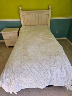 Twin Bedroom Set Bed / Dresser / Nightstand