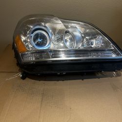 ‘08 GL550 Passenger Headlight