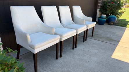 Beautiful Dining Chairs ( Set of 4 ) Very Comfortable, good condition and sturdy!