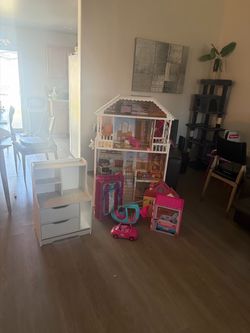 Toy doll houses