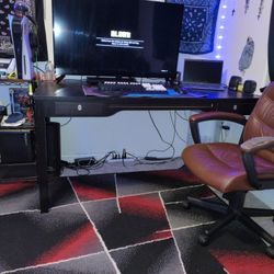 Desk with lockable drawers (saving up for a car) 