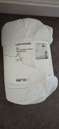 White IKEA LUKTVICKER King size bedding set