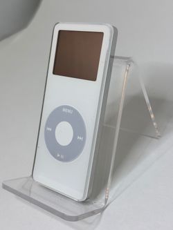 iPod Nano (1st Gen) 1GB, Refurbished, Pouch Case Included, Grade C, (White) Collectors item