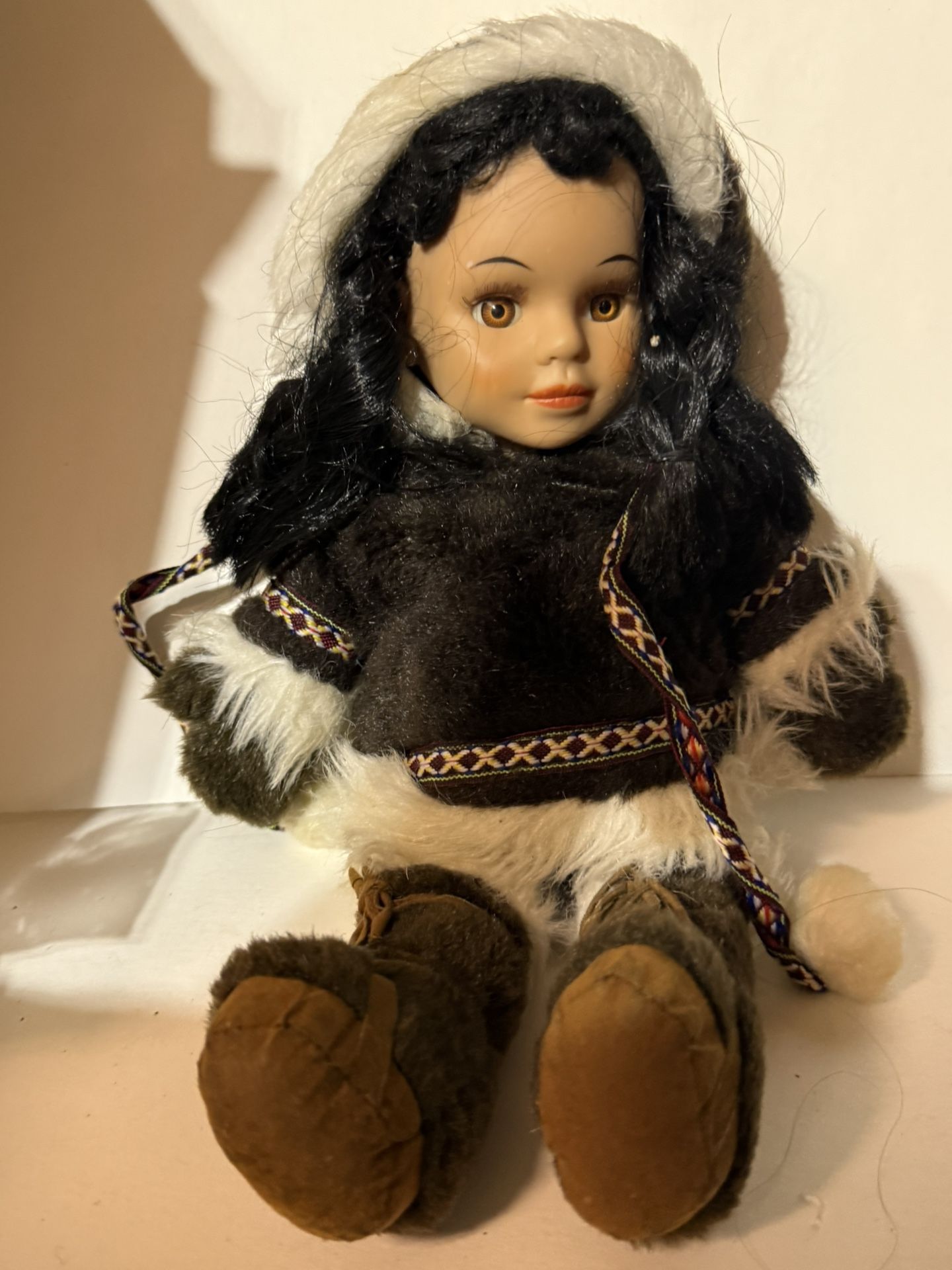 ESKIMO-ANCHORAGE ALASKA-GENUINE NATIVE GIRL DOLL, SOUVENIR Artic Circle Enterprise