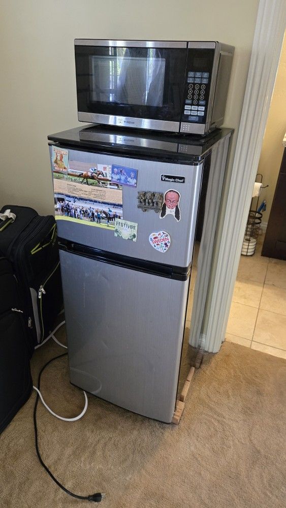 Magic Chef Large Mini Fridge With Freezer