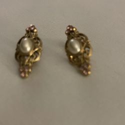 Fashionable Earrings With Pearl 