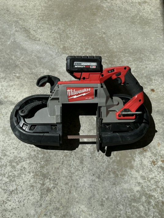 Milwaukee M18 FUEL Deep Cut
Dual-Trigger Band Saw