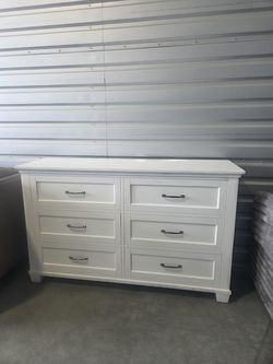 Universal Broadmoore Rose 6 Drawer Dresser
Cajonera nueva de costco
Costco dresser
Retail price $1000
Like new