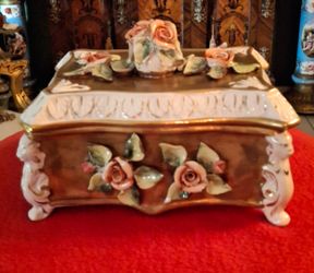 Antique Italian porcelain trinket box