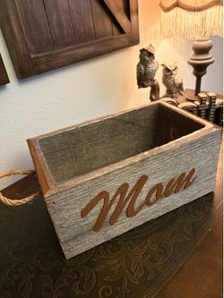 Reclaimed rustic wood planter box with Mom" in brown metal lettering& Rope Handles