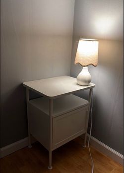White nightstand with small table lamp included