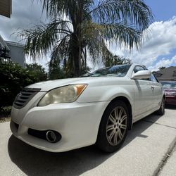 2007 White Toyota Avalon Limited