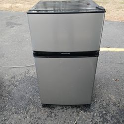 Frigidaire Mini Fridge With Top Feeezer