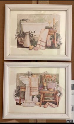 Set of 2 pictures framed bathroom wall decor in great condition size 8x10 each one