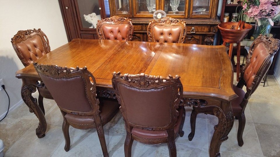 Beautiful Dining Table and 6 chaire